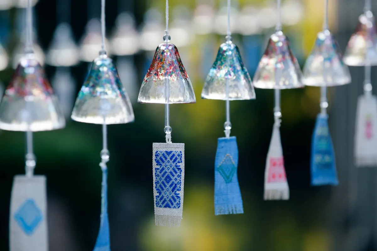 色鮮やかなガラス細工の風鈴のアップ