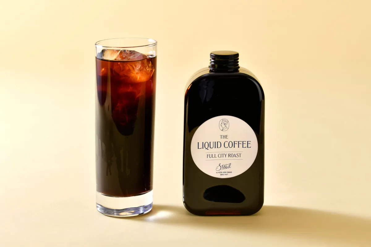 ボトルに入ったリキッドコーヒーと氷の入ったグラス