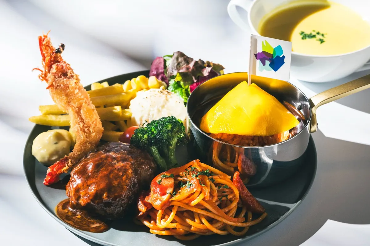 ハンバーグやオムライスが盛られた大人のお子さまランチ