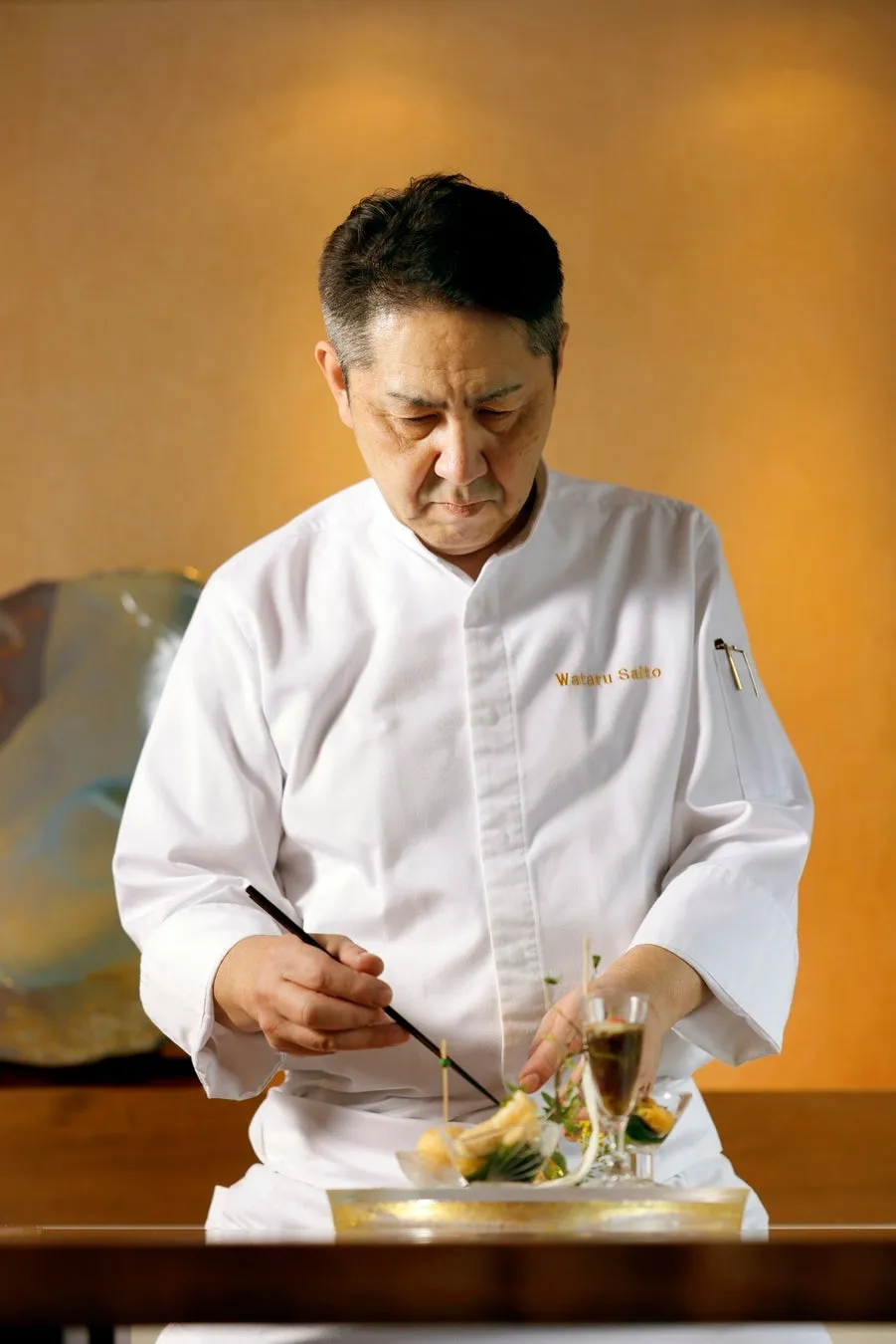 繊細な手つきで料理を仕上げる和食「からまつ」の板長