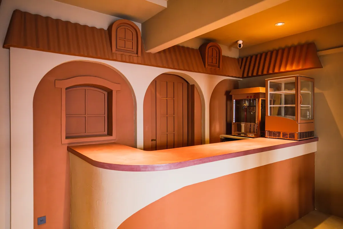 映画館のような本格的なポップコーンマシンが置かれたカウンター