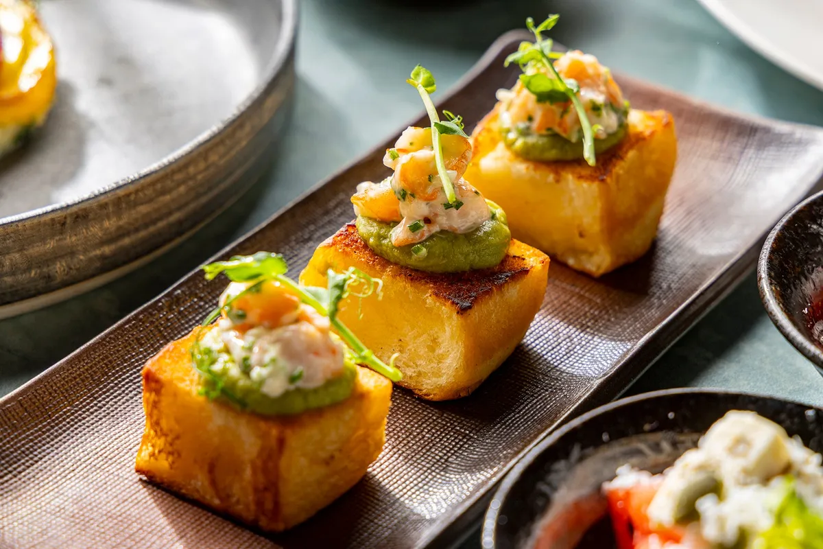 海老とアボカドを添えた前菜メニュー