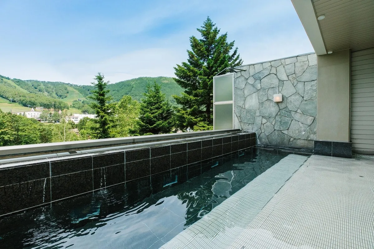 大自然のパノラマが広がる開放的な露天風呂