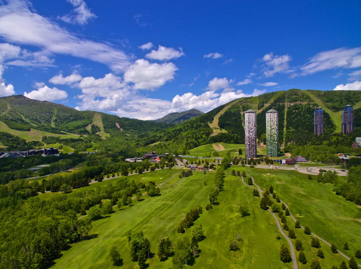 星野リゾート トマムの広大な自然とアイコニックなタワー