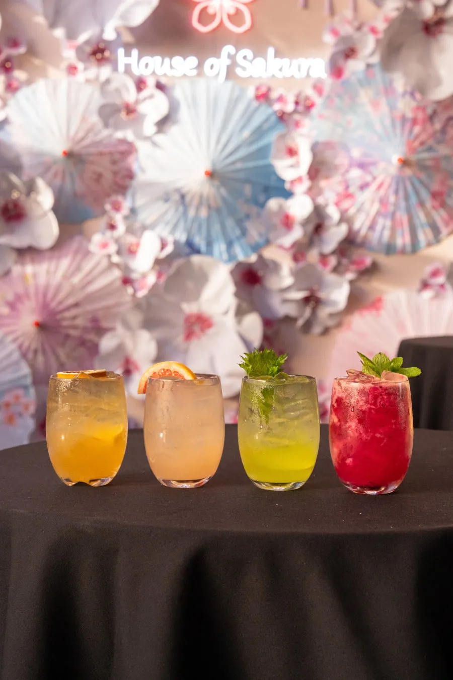 彩り豊かな4種類のオリジナルカクテルが並ぶ様子