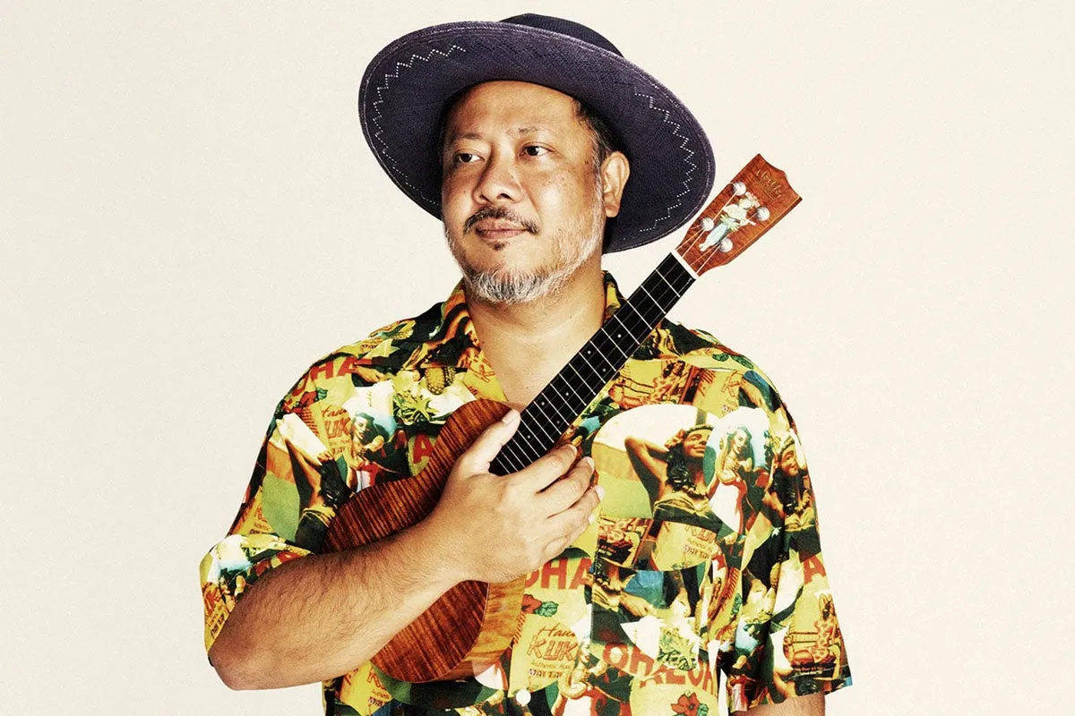 アロハシャツを着てウクレレを手にするMONGOL800のキヨサク氏のポートレート