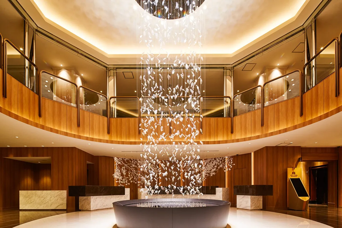 ホテル日航立川 東京の吹き抜けが美しい開放的なロビーエリア