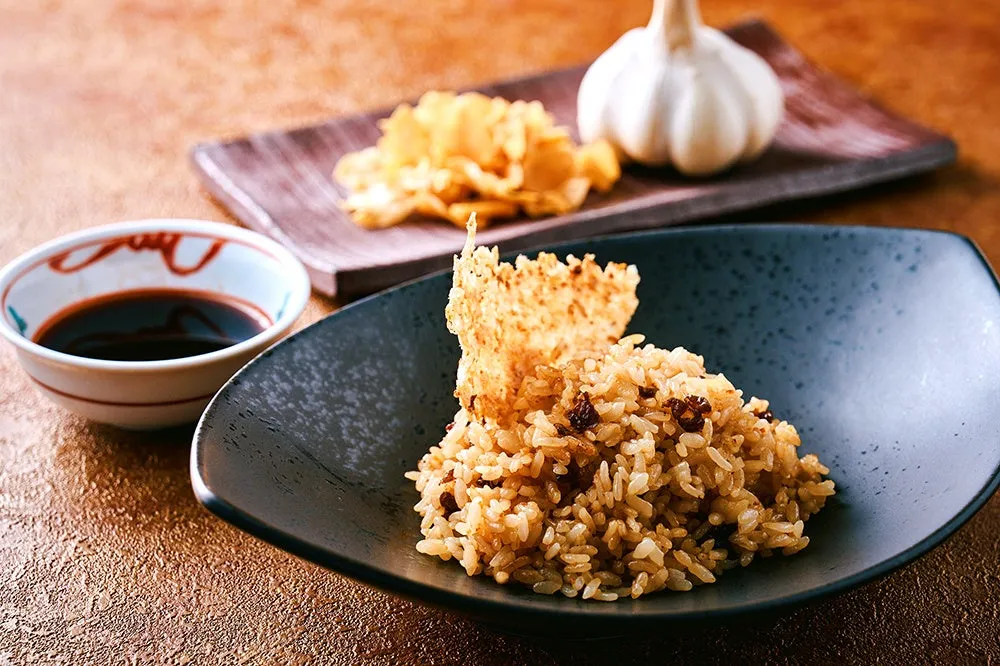 香ばしいおこげが添えられた伝統のガーリックライス