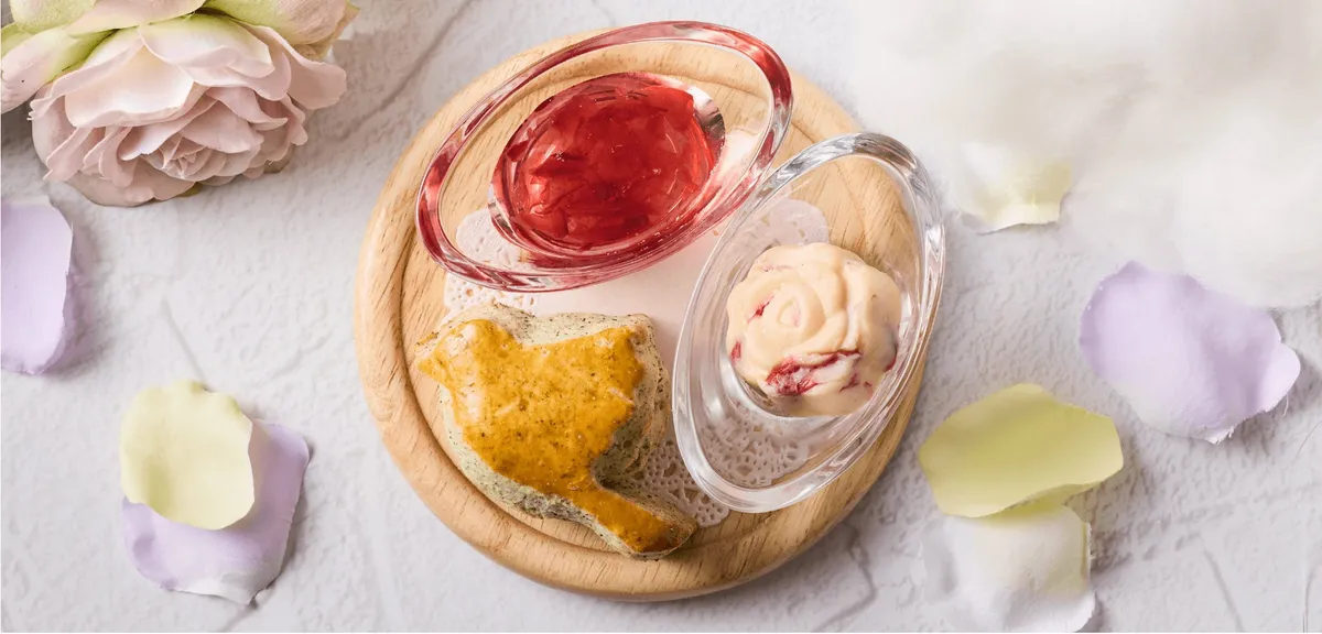 鳥の形をしたスコーンとバラのジャム