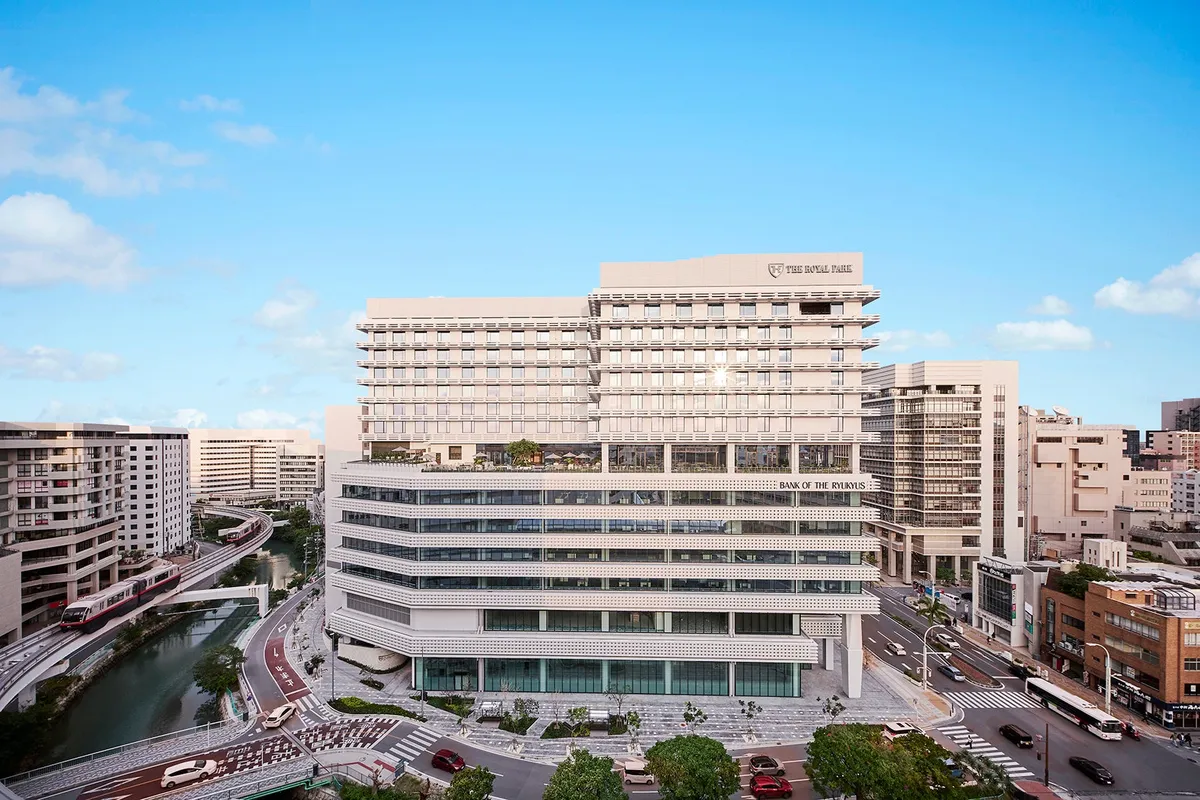 ホテルが入る琉球銀行本店ビルの外観