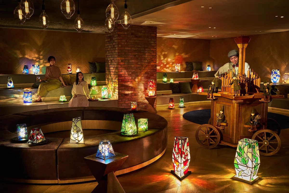 ステンドグラスに囲まれたOMOベースの夜景