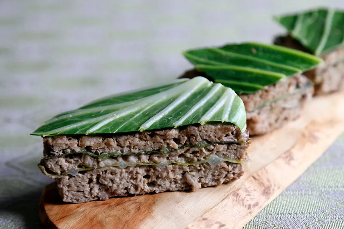 野菜を美しく重ねたミート料理