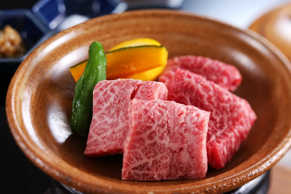 美しいサシが入った但馬牛の陶板焼き