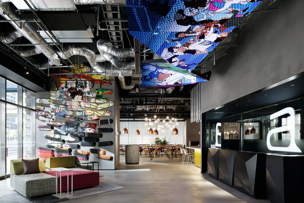 スケートボードのアートが飾られたアロフト大阪堂島のロビー