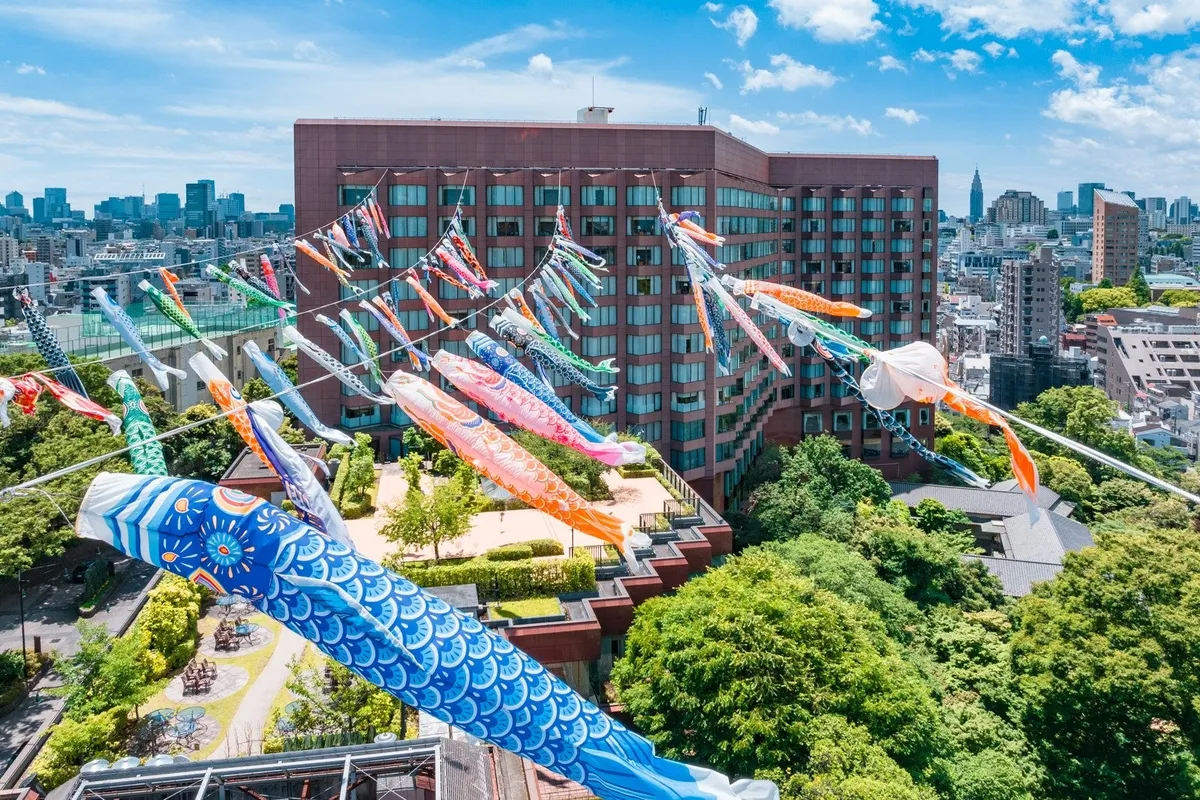 青空の下、庭園に掲げられた100旒の鯉のぼり