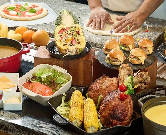 ボリューム満点の肉料理や可愛らしいミニバーガー