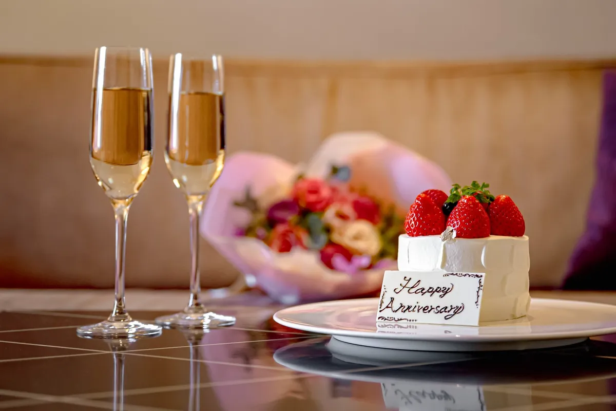 記念日用のケーキとシャンパン