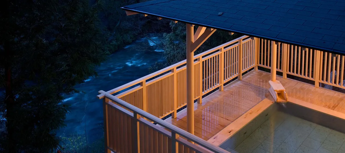 幻想的にライトアップされた夜の露天風呂