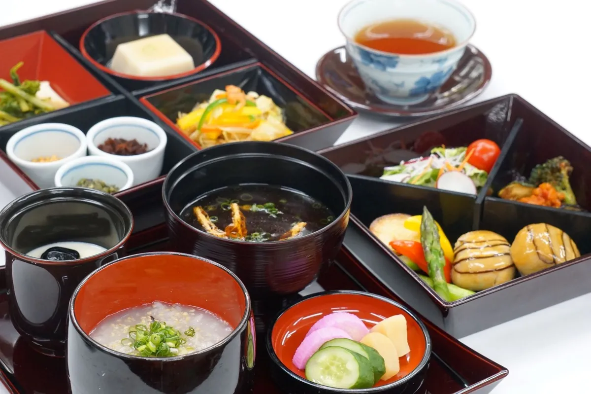 彩り豊かなオリジナルの精進料理朝食セット