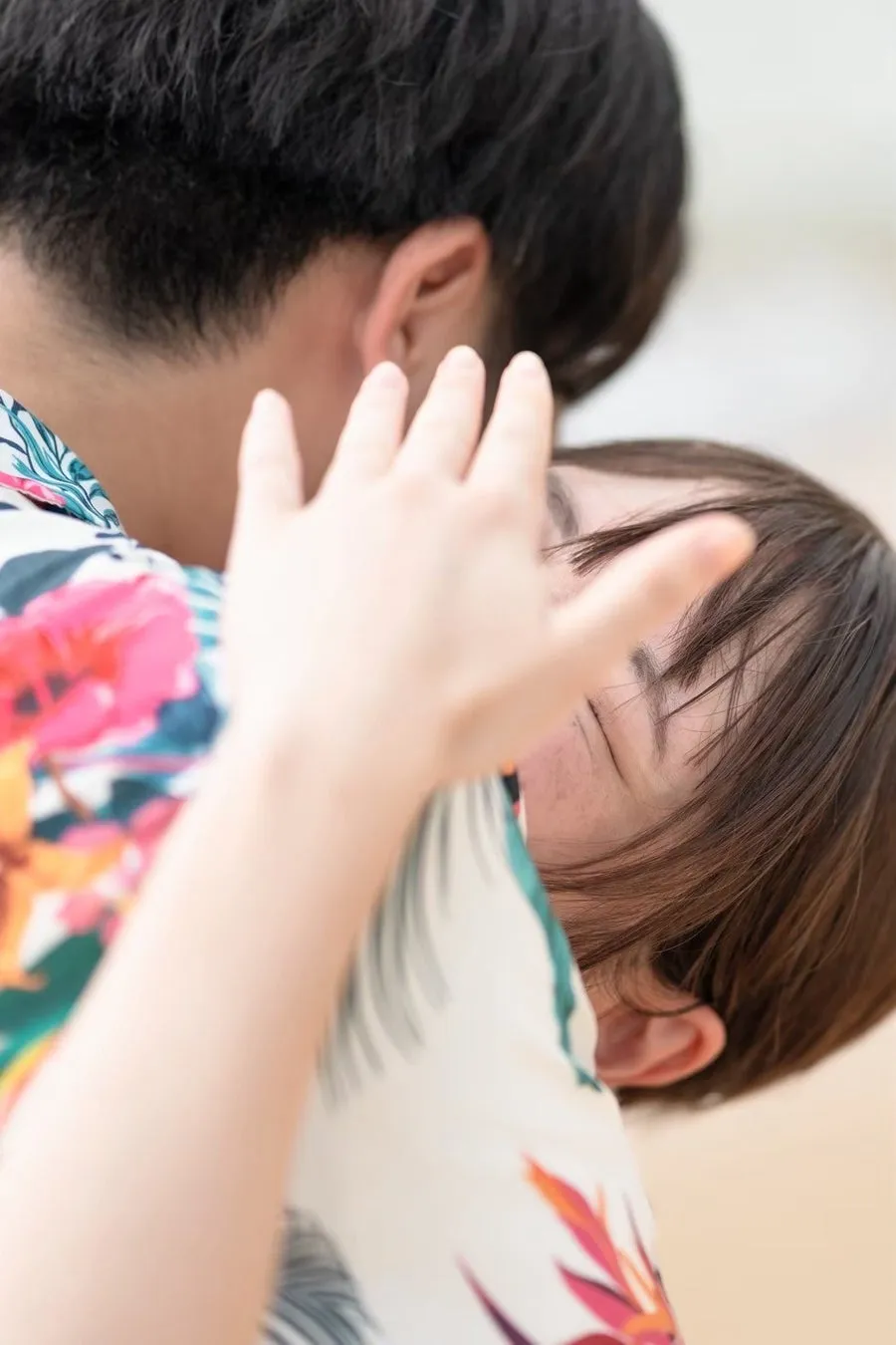 プロポーズが成功し抱き合うカップル