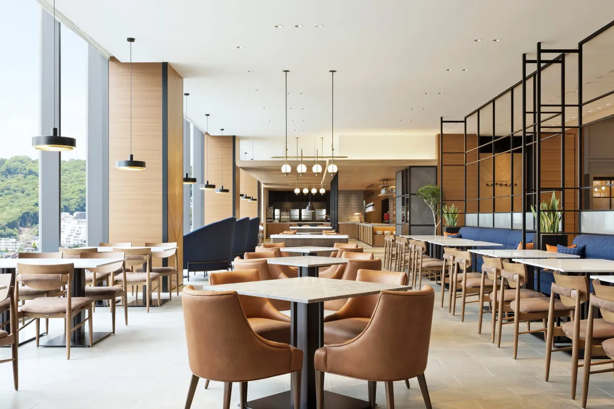 開放感あふれるレストラン「ブリッジ」の店内