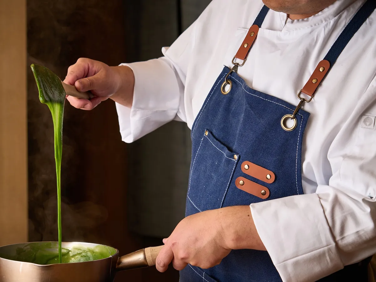 目の前で練り上げられる、艶やかな抹茶わらび餅