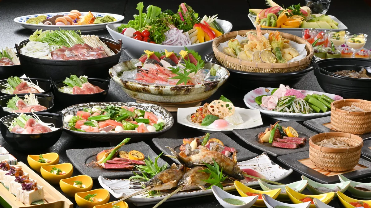 ライブキッチンで提供されるステーキや地元の川魚、新鮮な野菜が並ぶバイキング料理