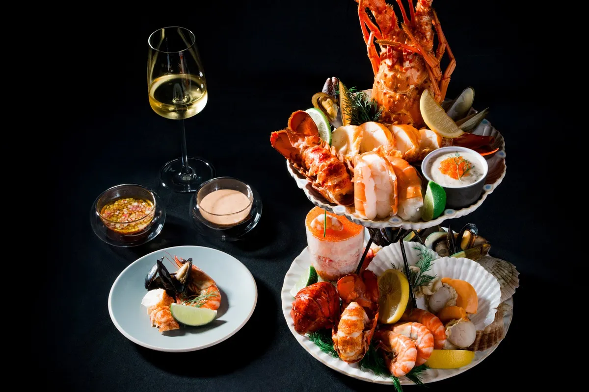 ロブスターやエビが盛られた豪華なシーフードプラッター