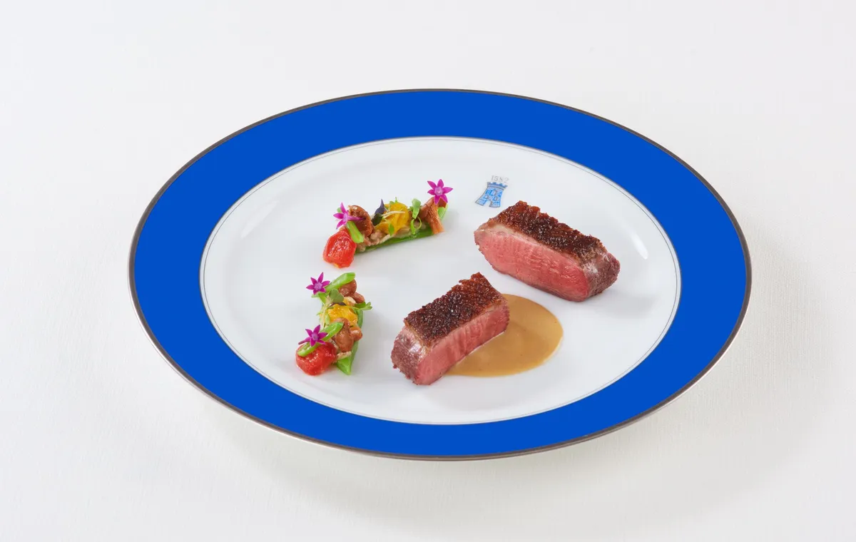 伝統のソースで味わう幼鴨のロースト