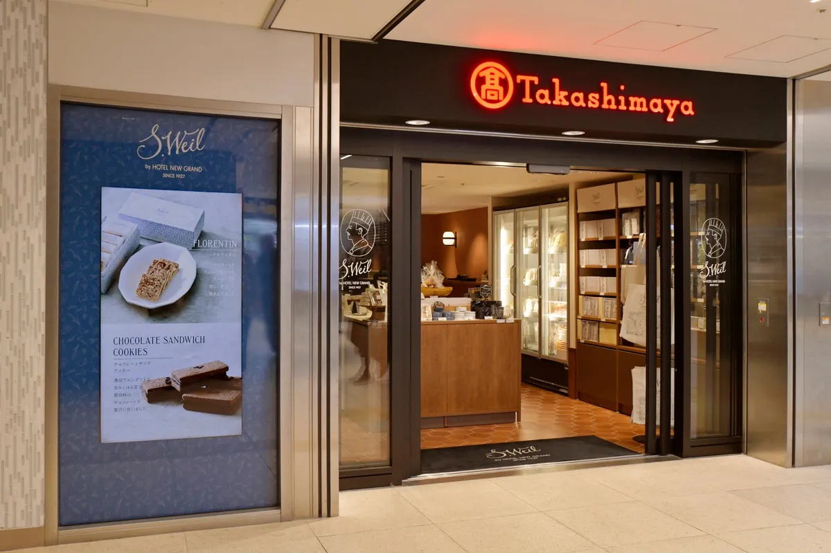 横浜髙島屋地下1階にあるS.Weilの店舗外観。温かみのある照明とモダンな内装。