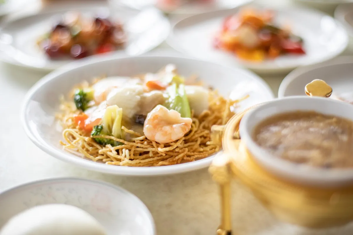 海鮮あんかけ焼きそばとフカヒレスープのセット