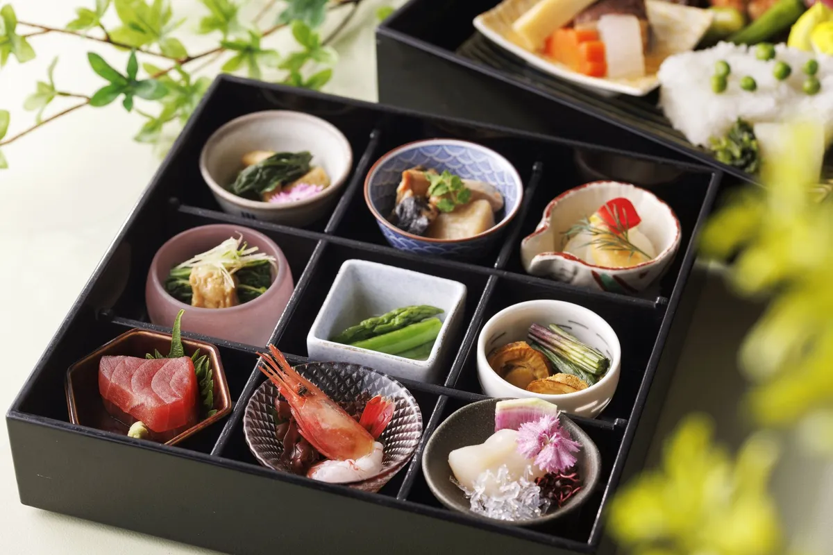 旬を詰め込んだ和食の二段重