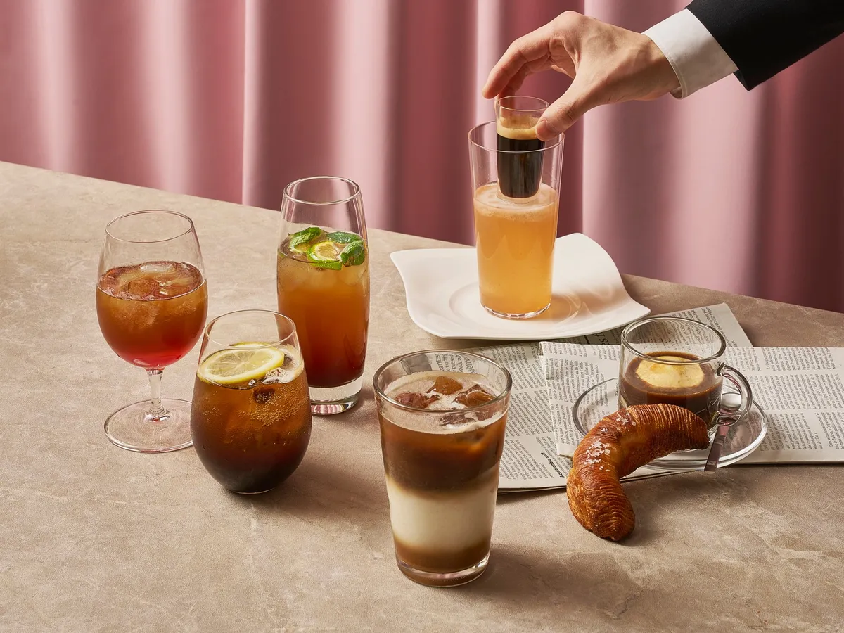 泡が湧き上がる「オリジナルエスプレッソボム」などの限定コーヒードリンク