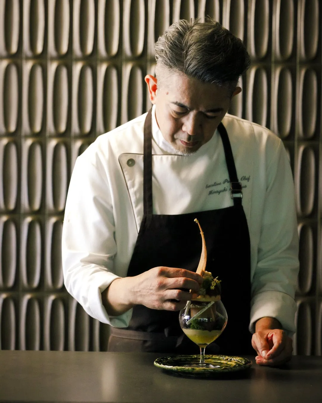 繊細なデザートを丁寧に仕上げるエグゼクティブペストリーシェフの松尾浩幸氏