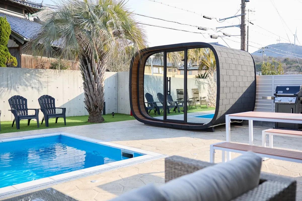 プールサイドに設置されたBBQテラス。家族や友人と囲む食卓は格別な思い出になります。