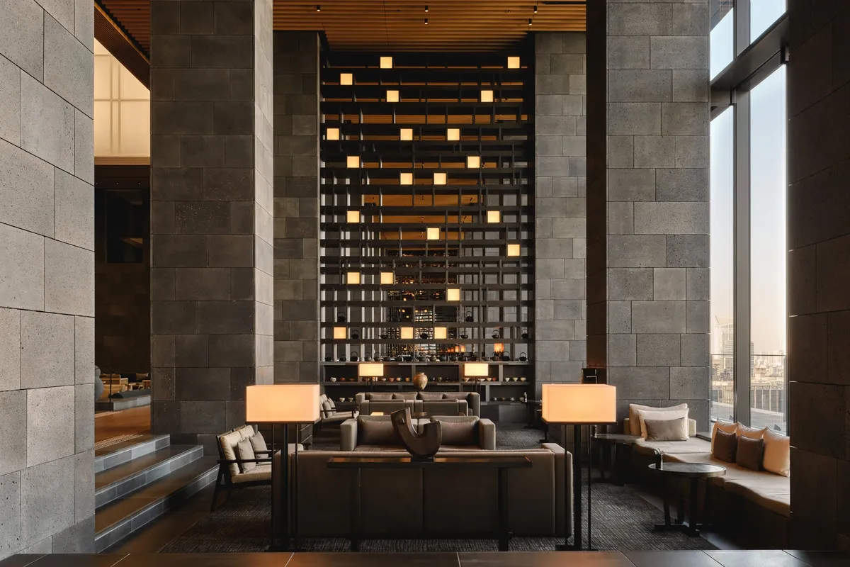 高い天井とシックなインテリアが印象的なザ・ラウンジ by アマンの内観。