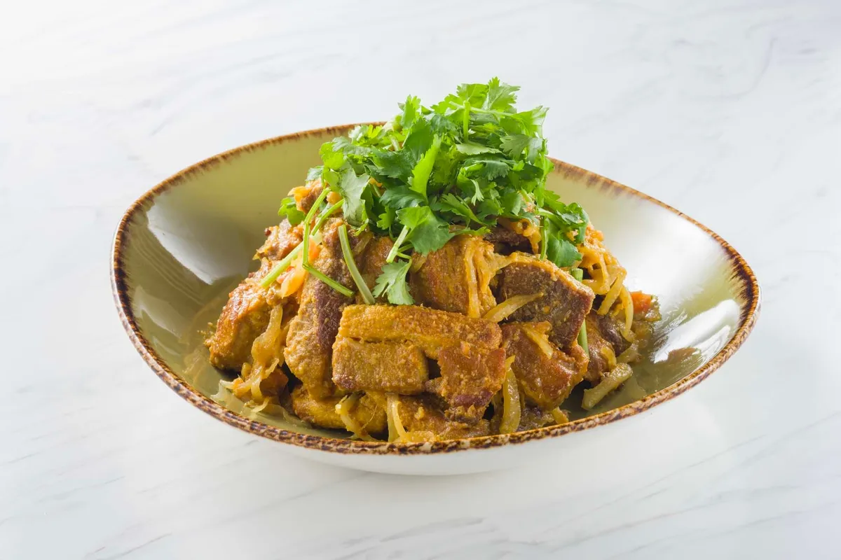 スパイスを贅沢に使用した伝統料理ポークチョイラ