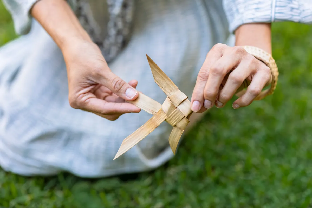 ラウハラの葉で編まれた繊細な鯉のぼり