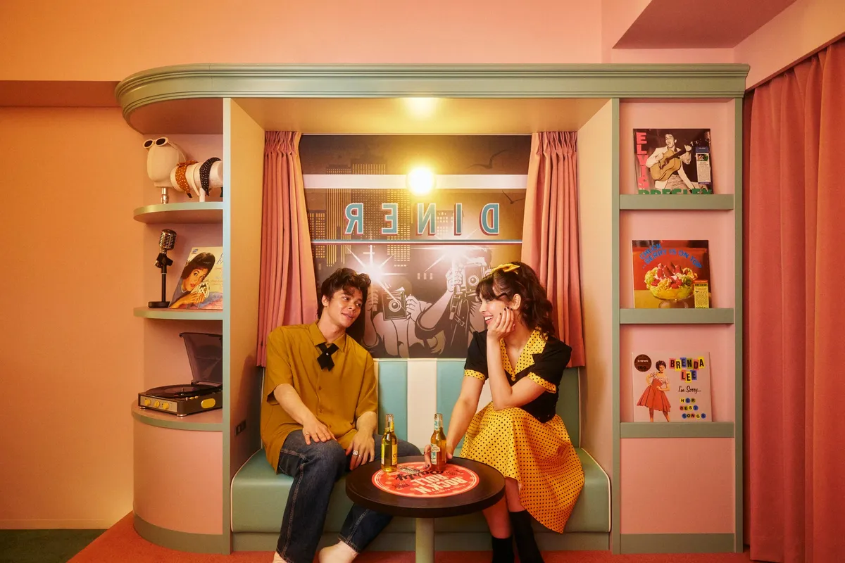 アメリカンダイナーを彷彿とさせるソファー席