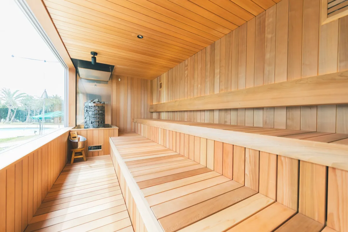 木の温もりあふれるラグナサウナの室内と窓からの景色