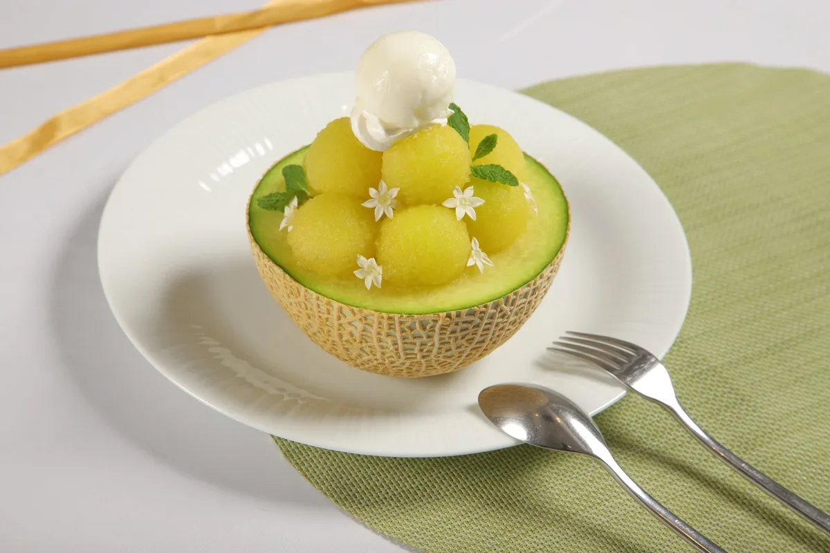 メロンを半玉使用した贅沢なパルフェ