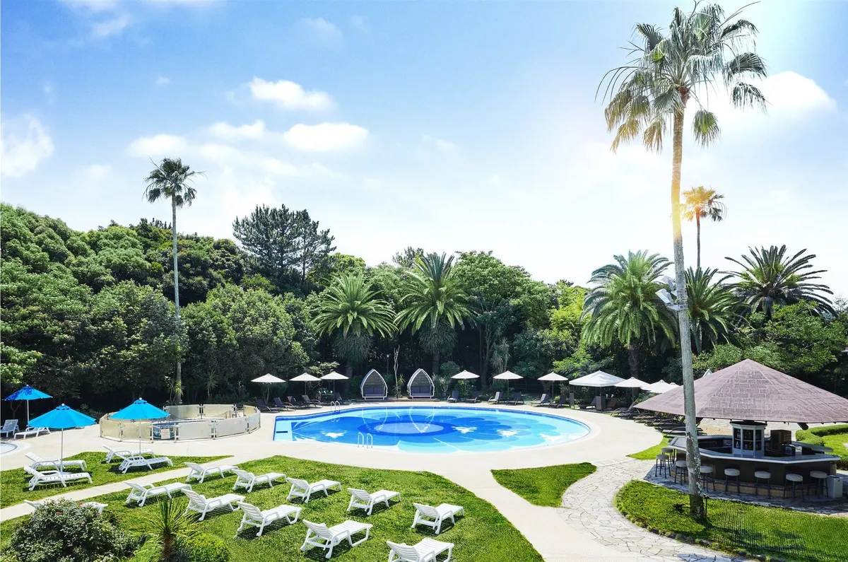 椰子の木に囲まれたリゾート感溢れる屋外プールShell Pool