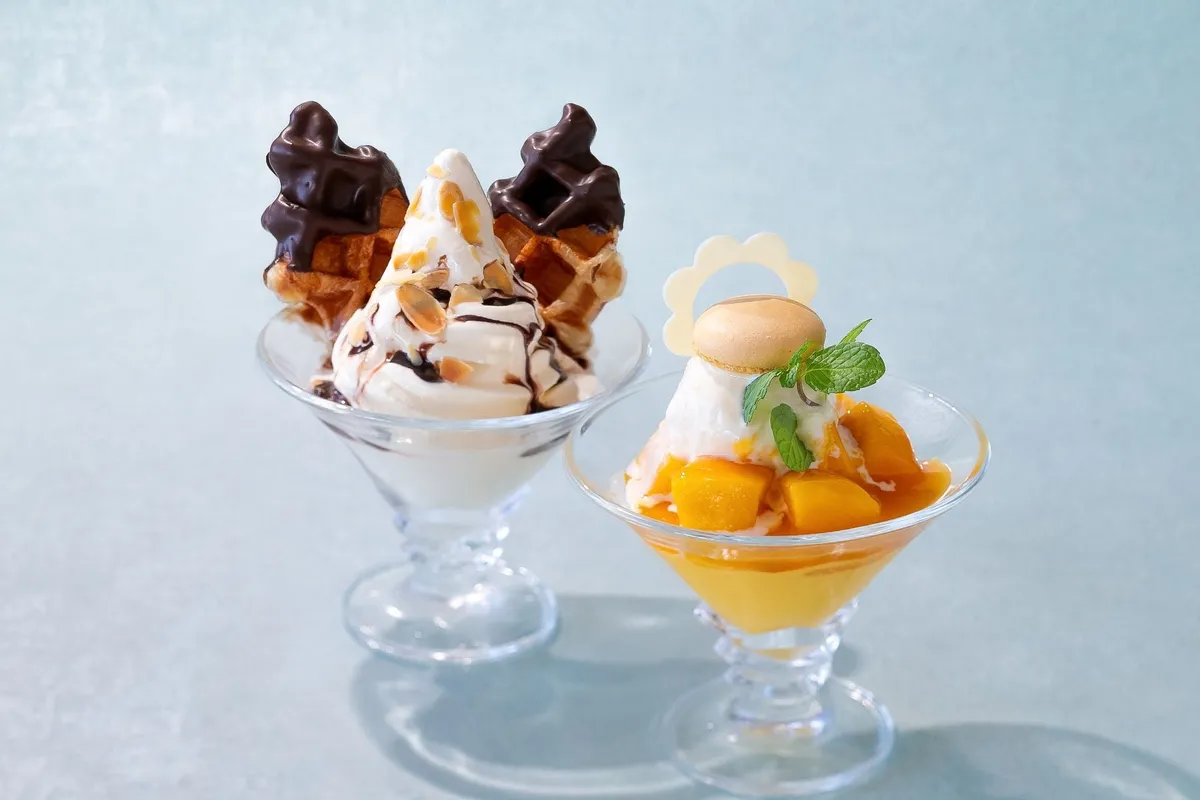 マンゴーやワッフルを添えたトロピカルパフェ