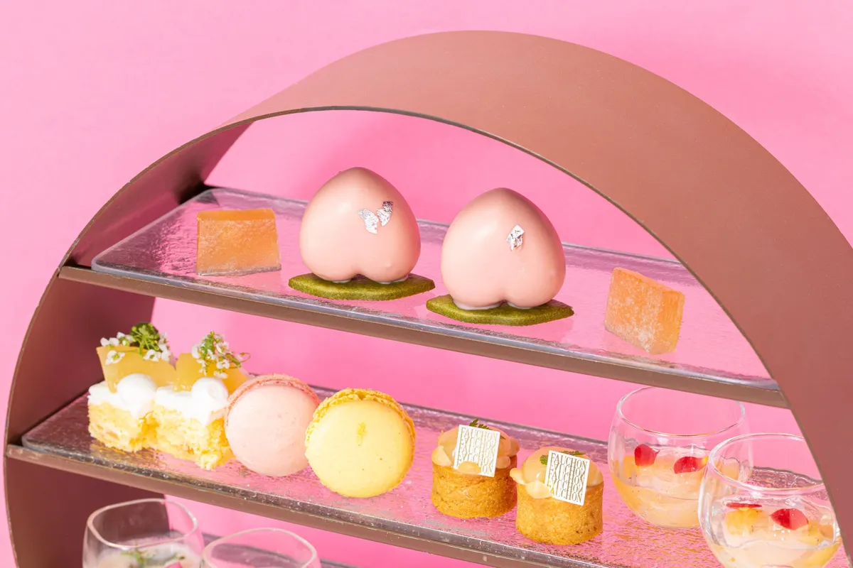 桃の形をした可愛らしいスイーツ「ラ・ペシュ」が並ぶ様子