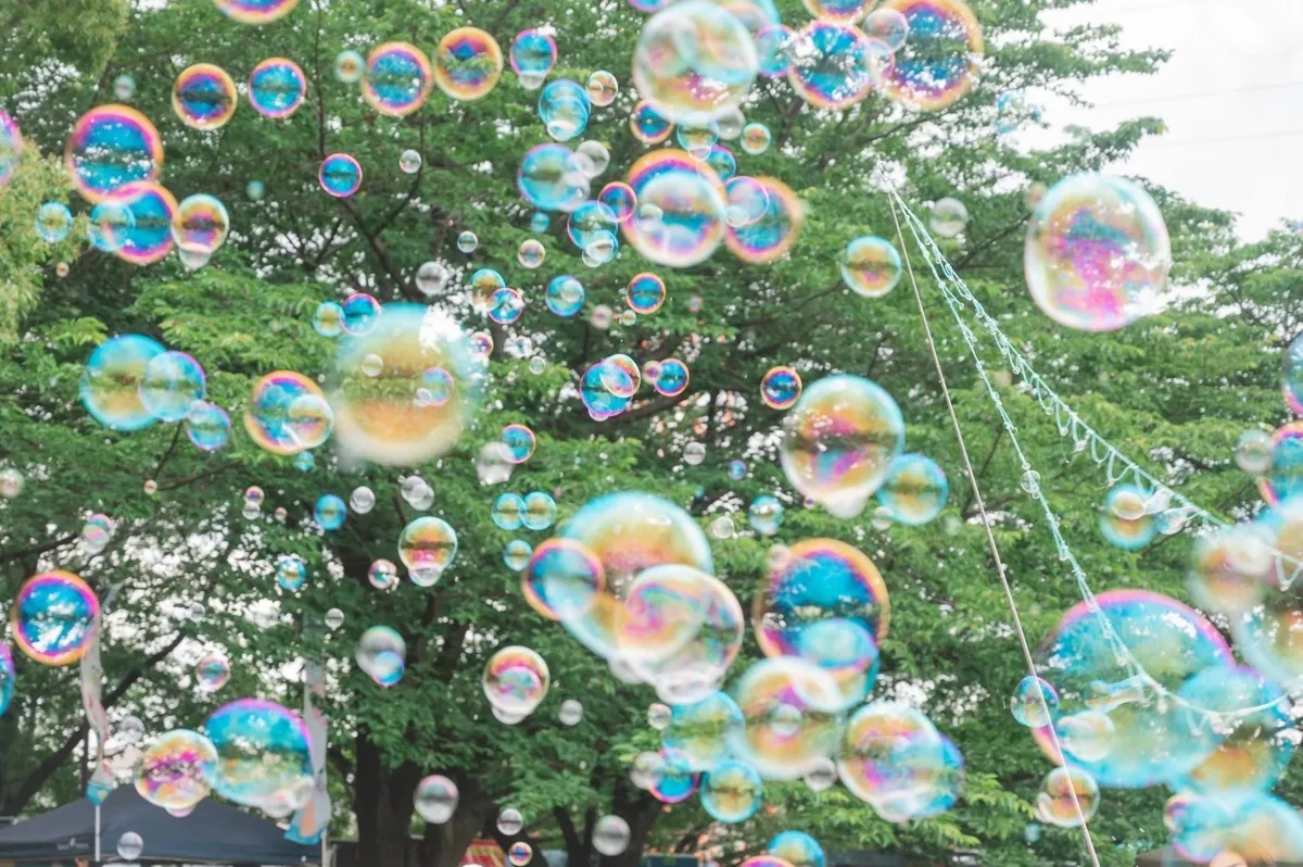 自然の中で七色に輝くシャボン玉