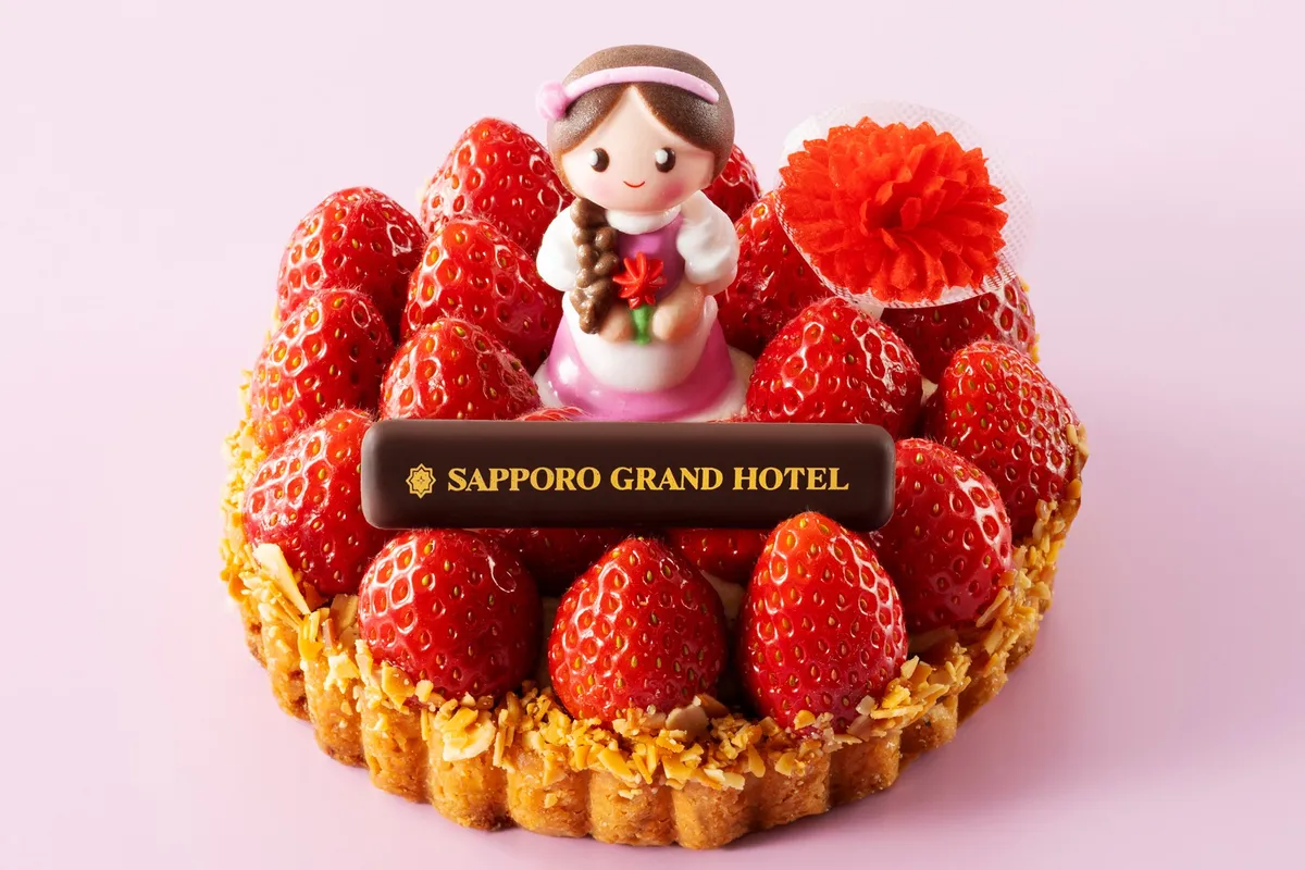 カーネーションのデコレーションが可愛い苺タルト