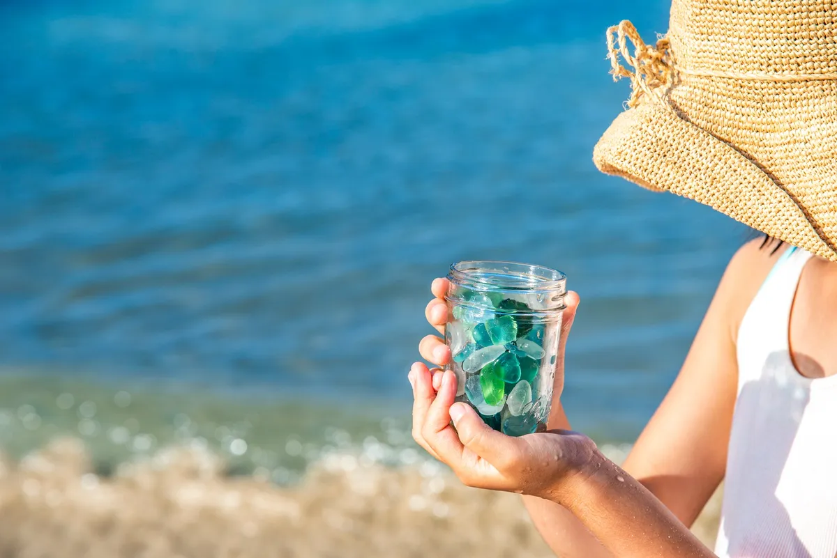 ビーチで見つけた色鮮やかなビーチグラス