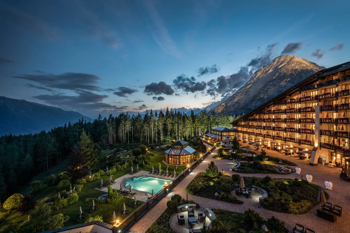 Interalpen-Hotel Tyrolの幻想的な夜景と屋外プール