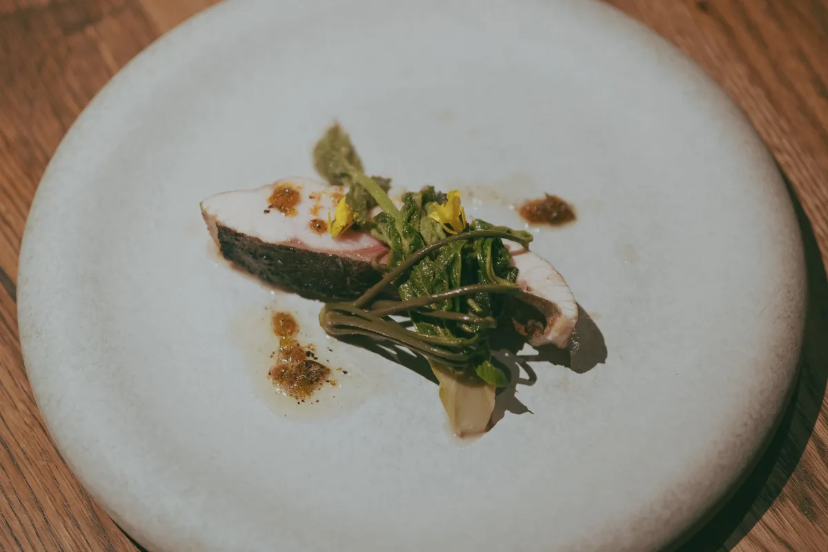 旬の魚に山菜を添えた季節感溢れるメイン料理