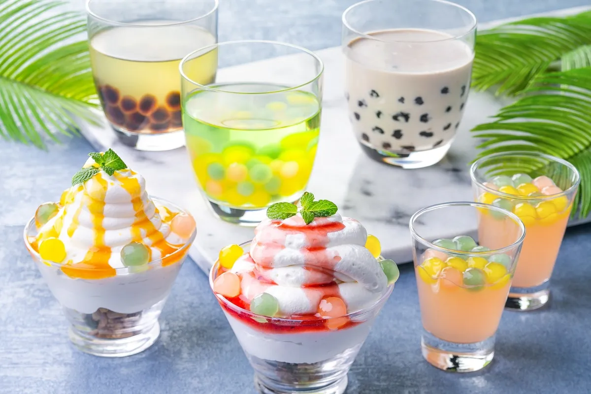 カラフルなタピオカをトッピングした冷たいドリンクやパフェ